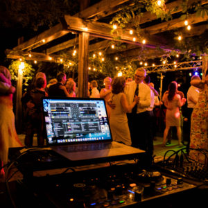 Kinakin Entertainment DJ setup with MacBook and Traktor